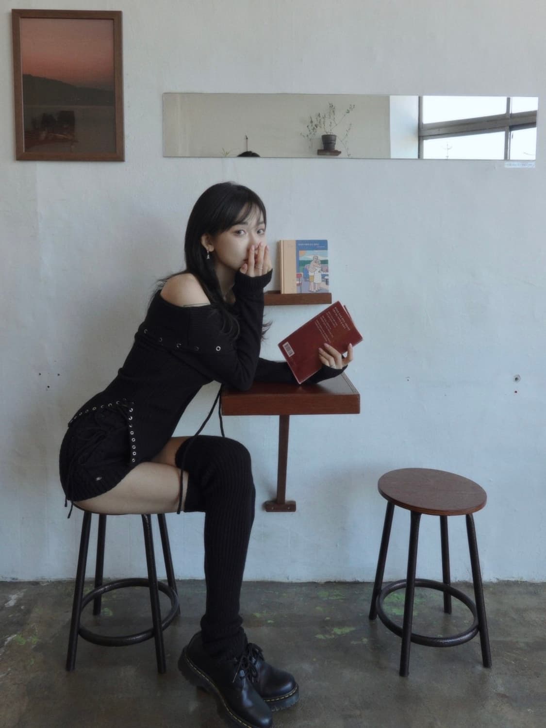 [새상품] 페일제이드 아일렛 스트링 오프숄더 니트 티 블랙 상품이미지1