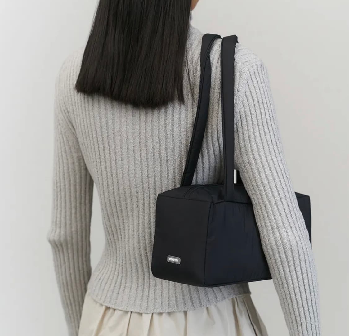 아모멘토 패딩 스퀘어 숄더백 상품이미지1