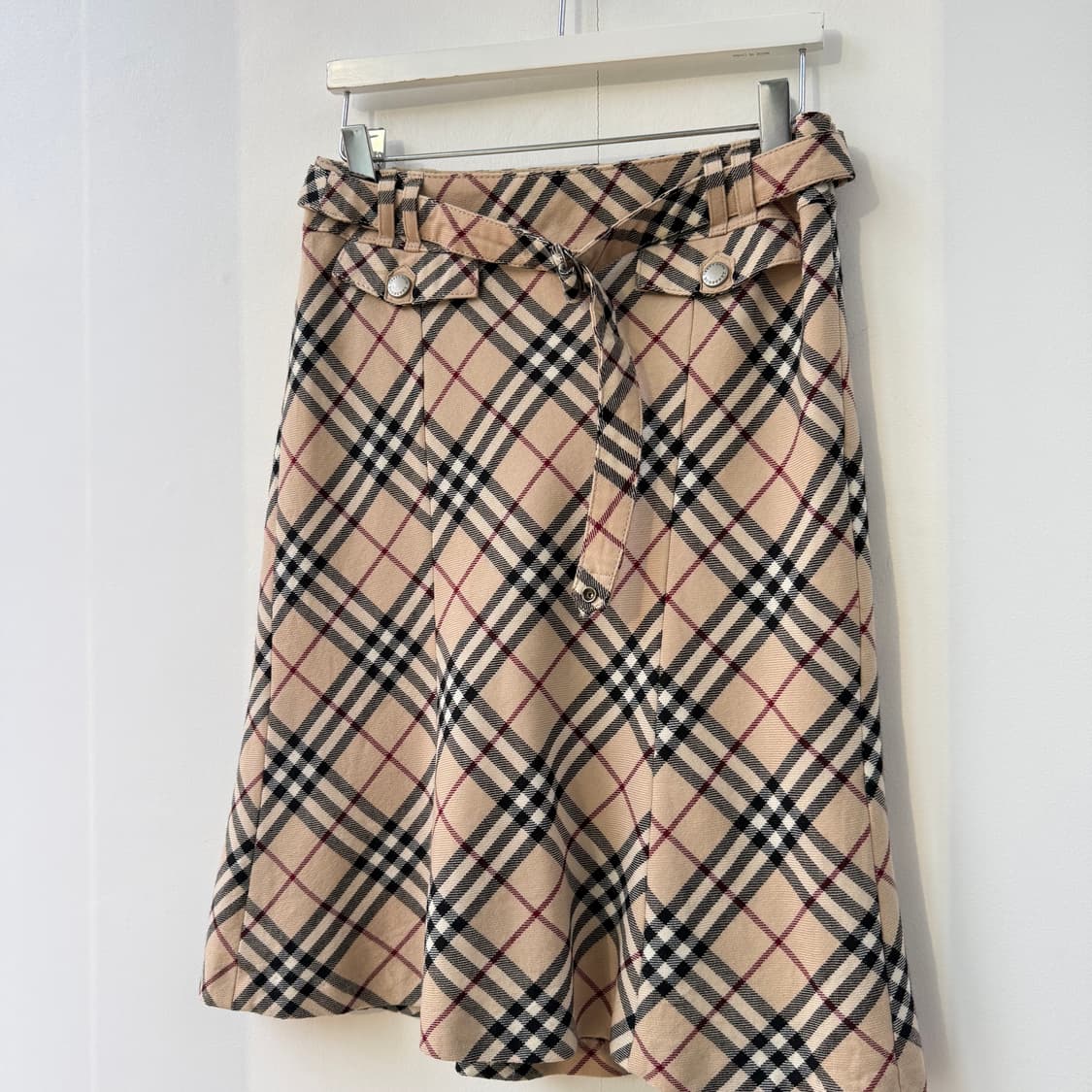 버버리 블루라벨 베이지 노바체크 벨티드 미디스커트 상품이미지3