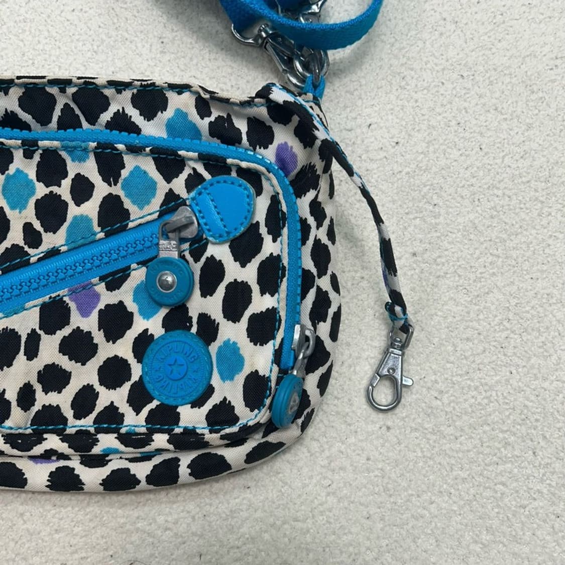 키플링 아바누 미디엄 큐리어스 레오파드 크로스백 블루 상품이미지8