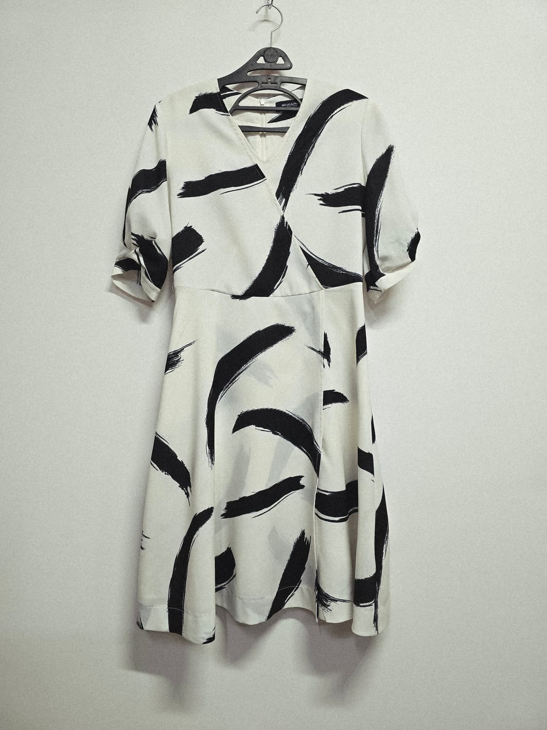 모조에스핀 화이트 블랙 브러쉬 패턴 원피스 상품이미지1