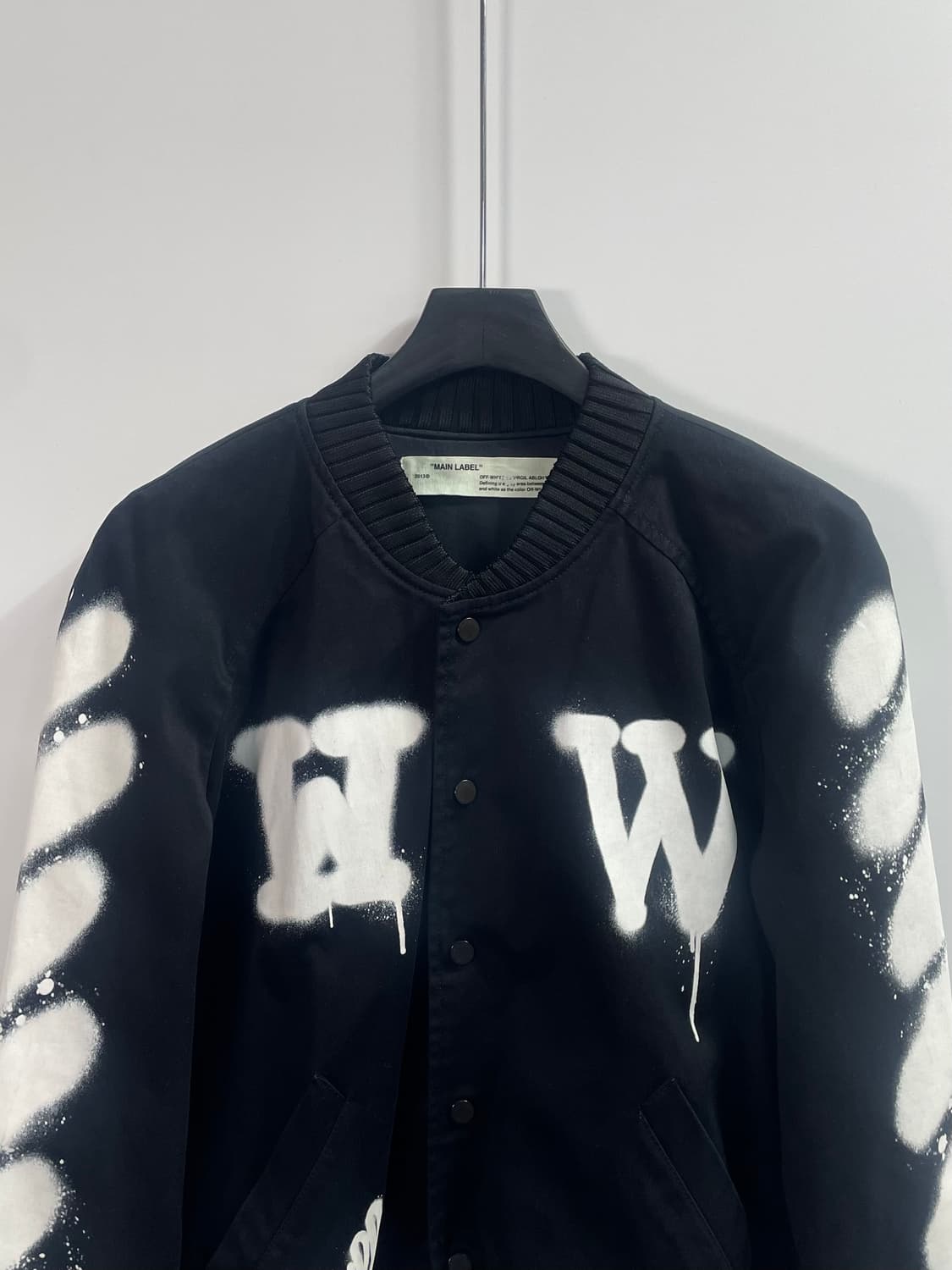 오프화이트 에로우 스프레이 프린팅 봄버자켓 (on.204) 상품이미지3