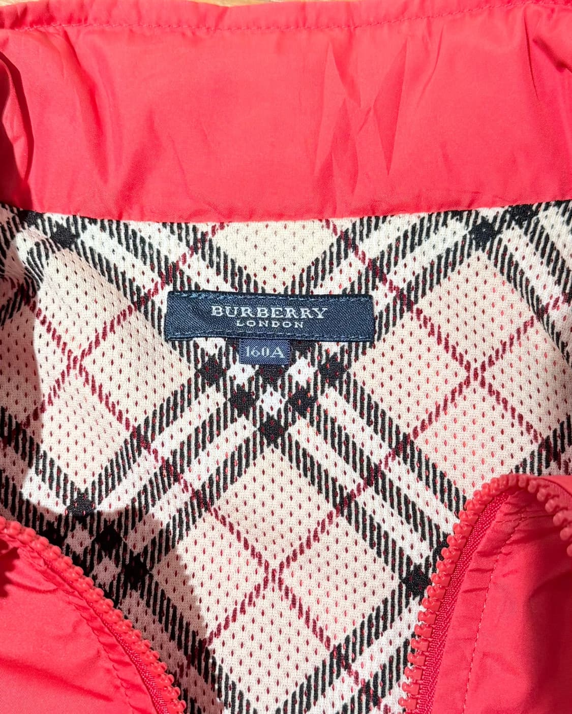 버버리 레드 클래식 나일론 슬리브리스 상품이미지7