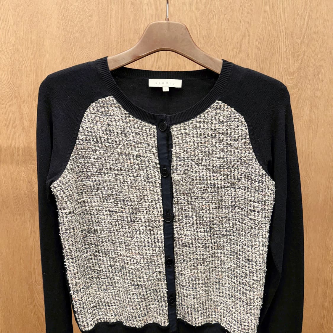 산드로 라운드넥 긴팔 가디건 전면 트위드 믹스 패널 버튼 립 디테일 블랙 상품이미지4