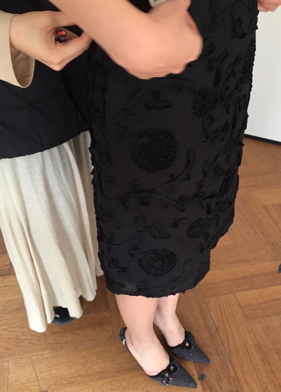 아모르샤이 FLORAL MIDI SKIRT - BLACK 상품이미지1