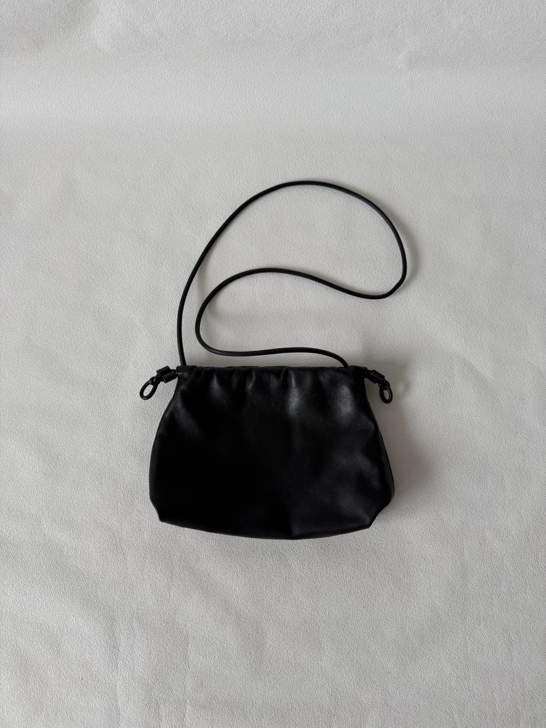 코스(COS) 레더 복조리백 상품이미지1