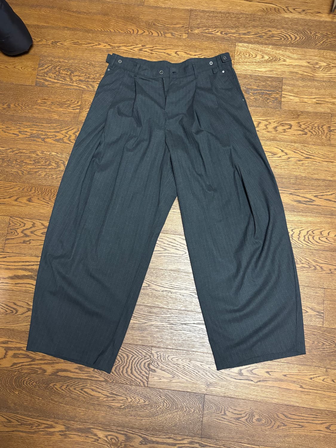 디미트리블랙 투턱 와이드슬랙스 스트라이프 차콜 3사이즈 (34) 상품이미지1