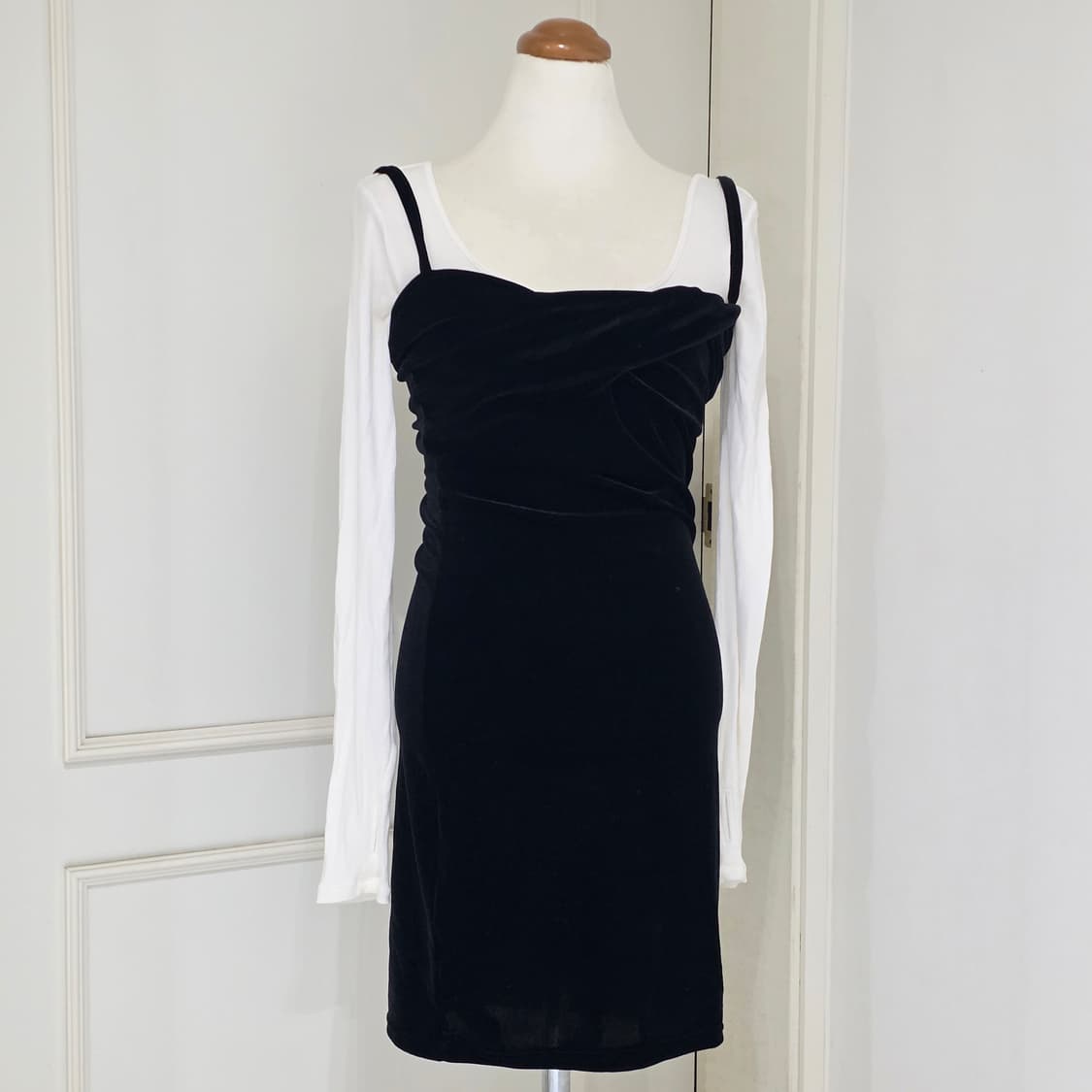 GU 일본 연말하객룩 코디세트) 벨벳미니꼬임뷔스티에원피스 긴팔화이트슬리브 상품이미지3