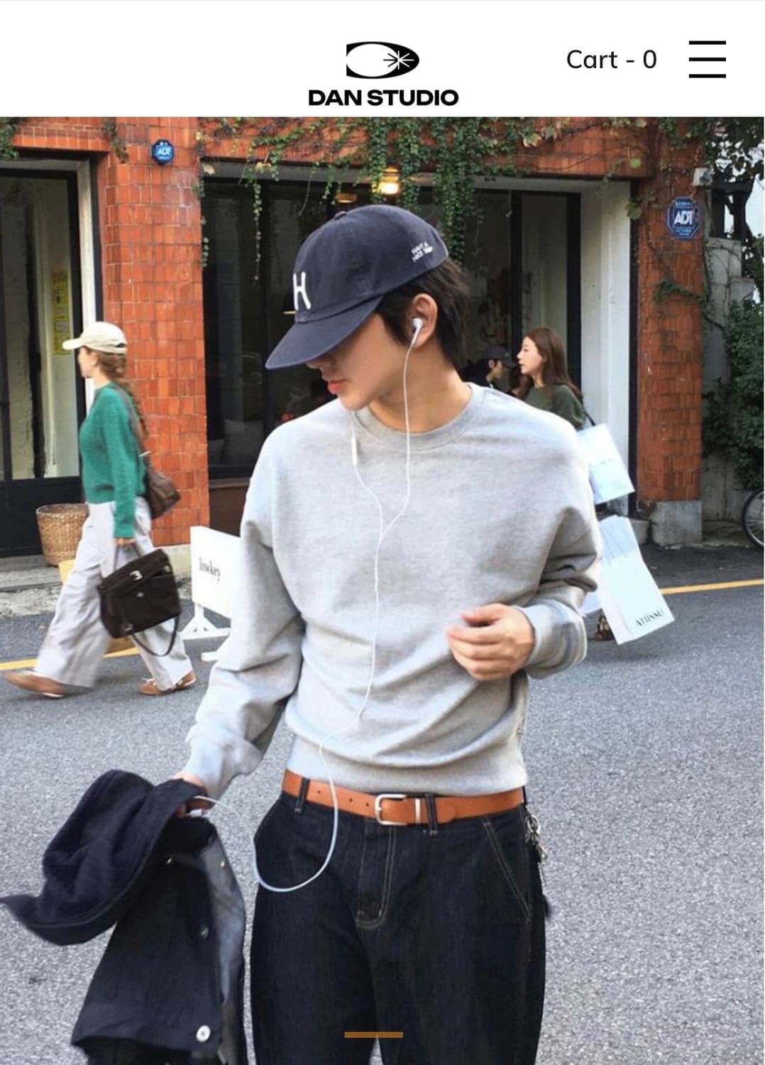 단 스튜디오 크롭 맨투맨 상품이미지1