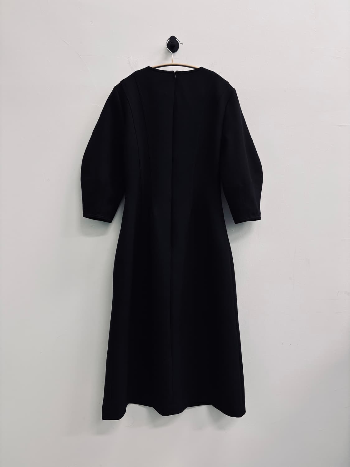 해 바이 해킴 컷아웃 디테일 볼륨 슬리브 드레스 블랙 상품이미지4