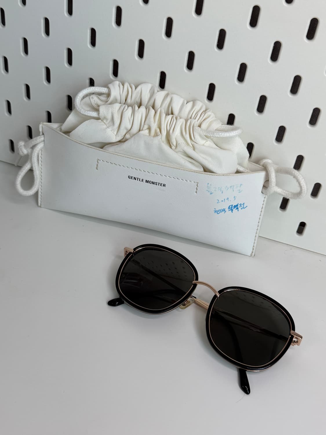 젠틀몬스터 Mad Crush 블랙/골드 선글라스 상품이미지1