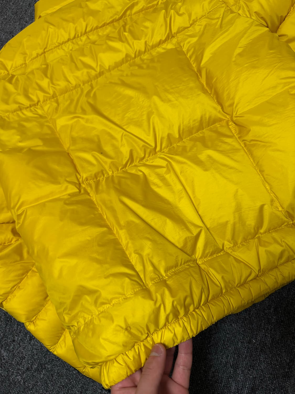 [48] 프라다 20FW 삼각 로고 구스 다운 패딩 옐로우 상품이미지5