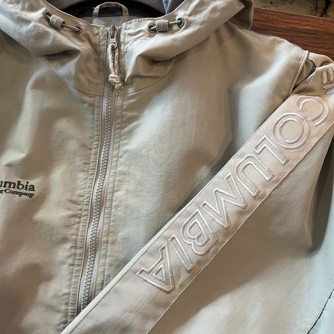 컬럼비아 베이지 바람막이 상품이미지4