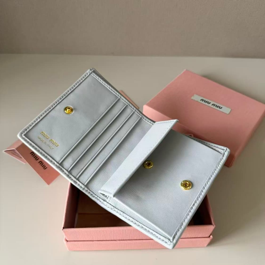 미우 미우 마테라쎄 나파 레더 카드 홀더 화이트 상품이미지4