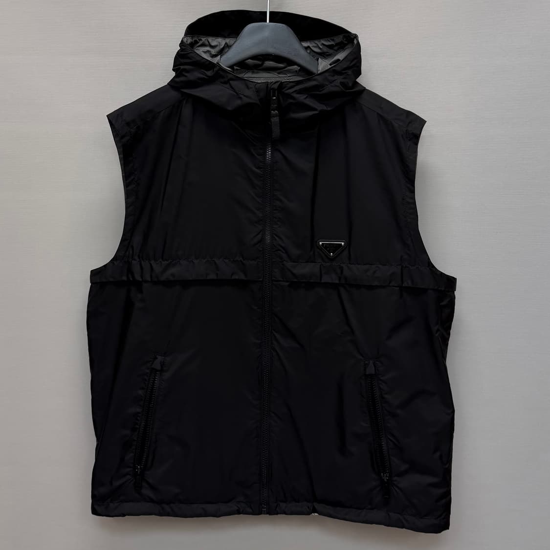 프라다 트라이앵글 로고 리나일론 조끼 (105)  상품이미지1