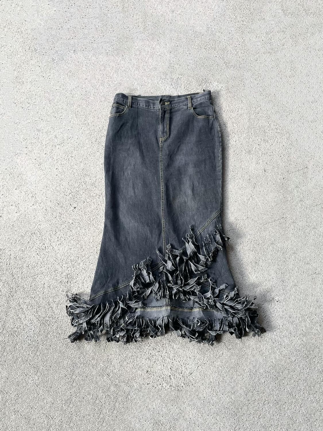Grey fringe hem denim long skirt 상품이미지1
