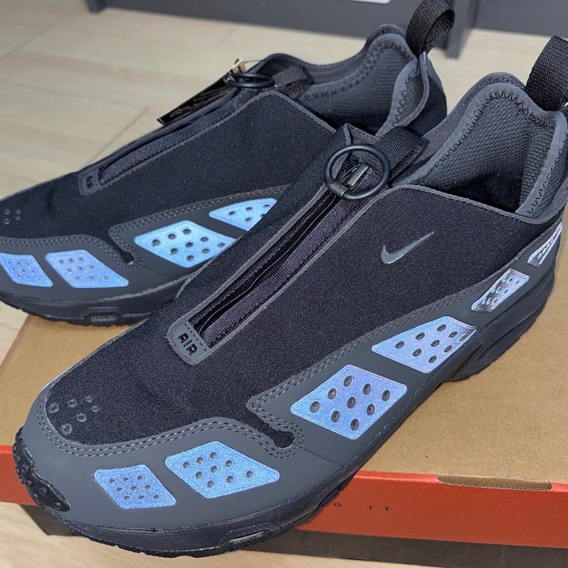 나이키 에어맥스 SNDR 고어텍스 블랙 앤 다크 스모크 그레이 상품이미지3