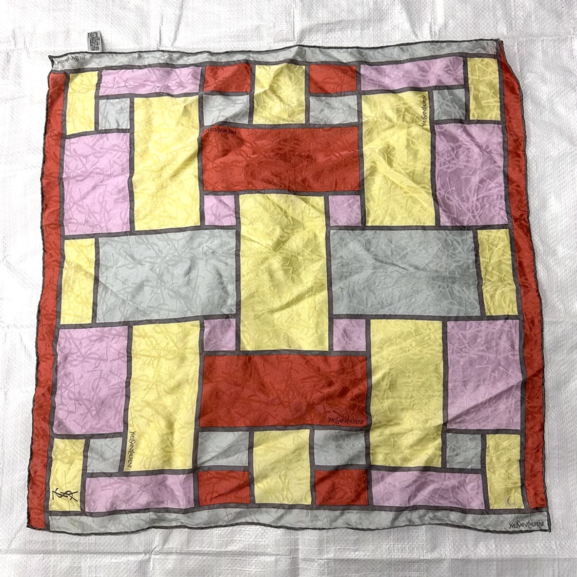 입생로랑 실크 100% 올드스쿨 올드모델 그래픽 프린팅 스카프 정품 상품이미지1