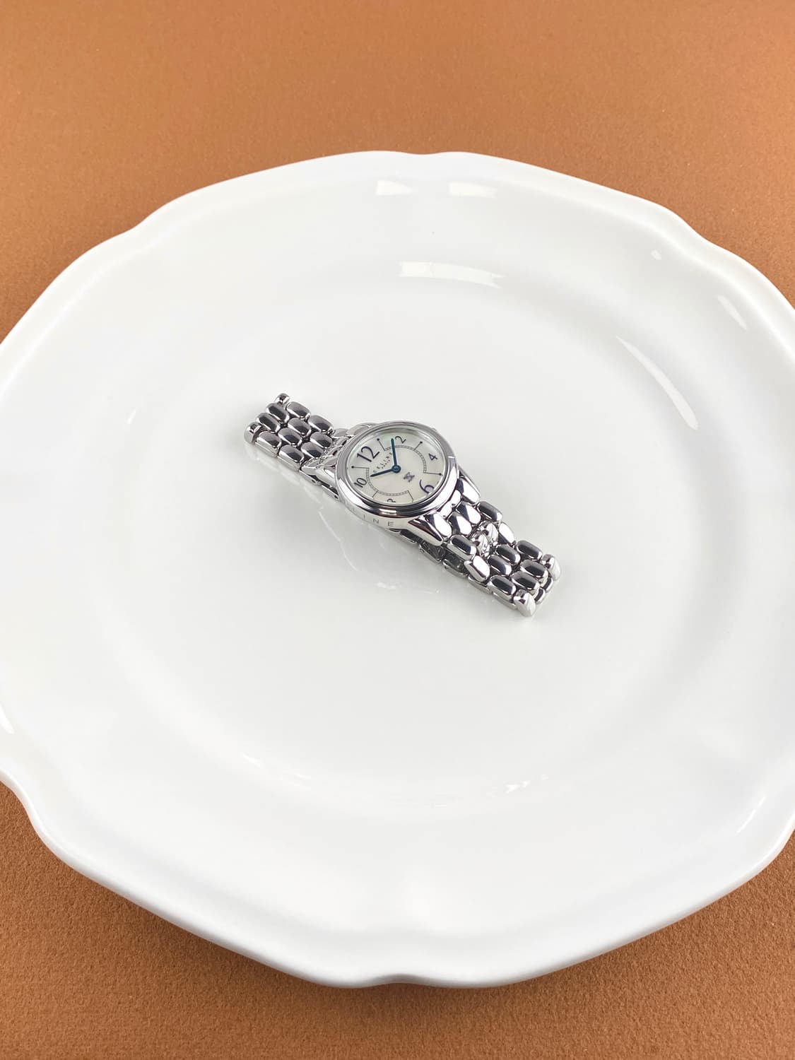 CELINE round shell steel watch 상품이미지9