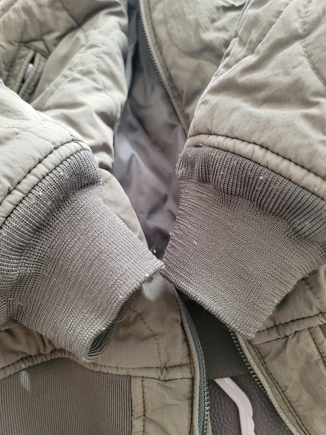 리바이스 퀄팅 카키 자켓 중간두께 S95정사이즈 상태굿

 상품이미지4