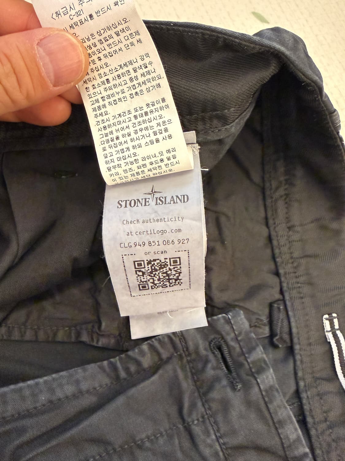 스톤아일랜드 30404 브로큰 트윌 가먼트다이드 올드 카고팬츠 블랙 상품이미지3