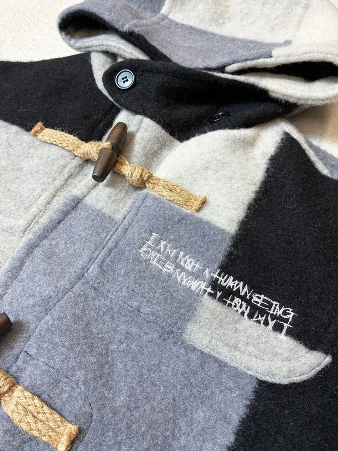 아이앰낫휴먼비잉 17FW 패치 워크 더플 코트 PN6940 상품이미지4