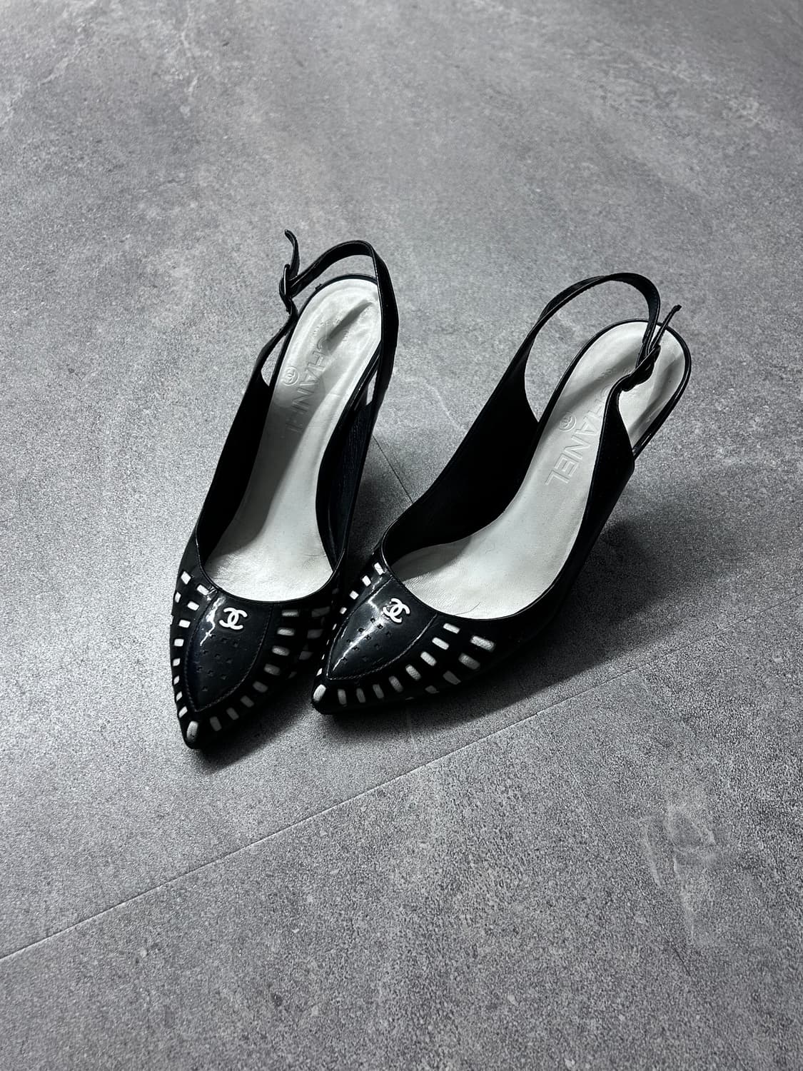 샤넬 에나멜 슬링백 힐 상품이미지1