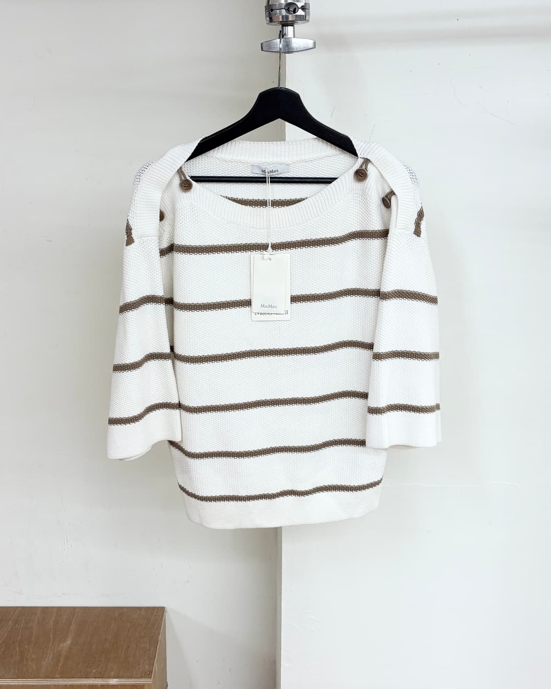 막스마라 화이트 브라운 스트라이프 숄더버튼 니트 상품이미지1