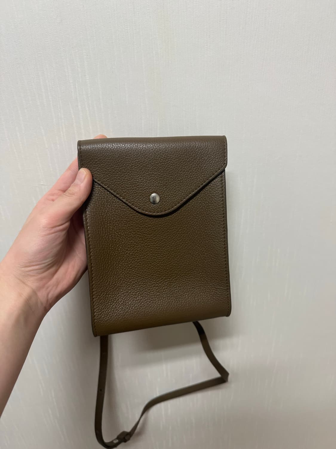 르메르 엔벨롭 스트랩 크로스백 올리브 그린 상품이미지1