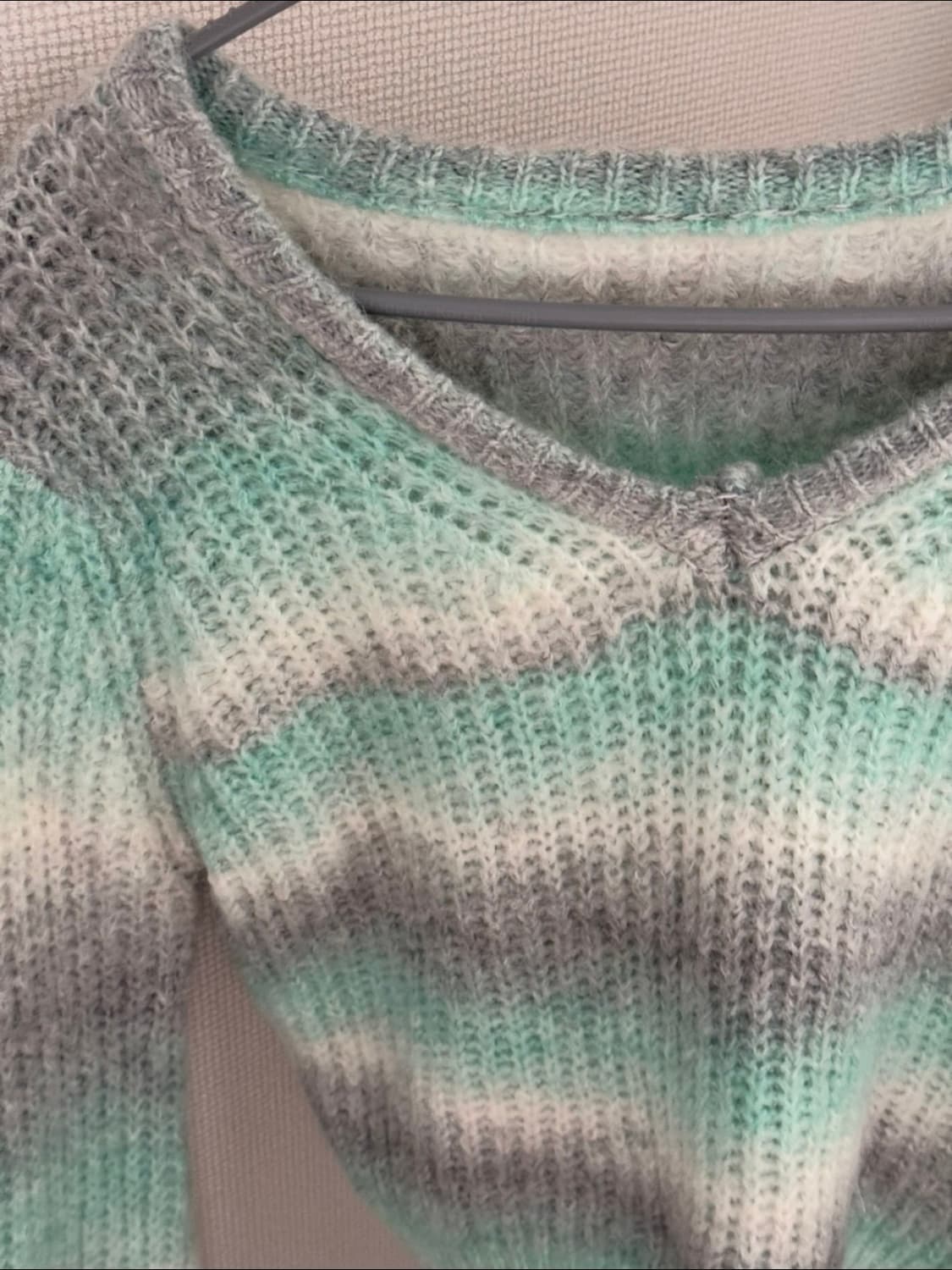 릿킴 민트그레이 스트라이프 브이넥 크롭 니트 상품이미지2