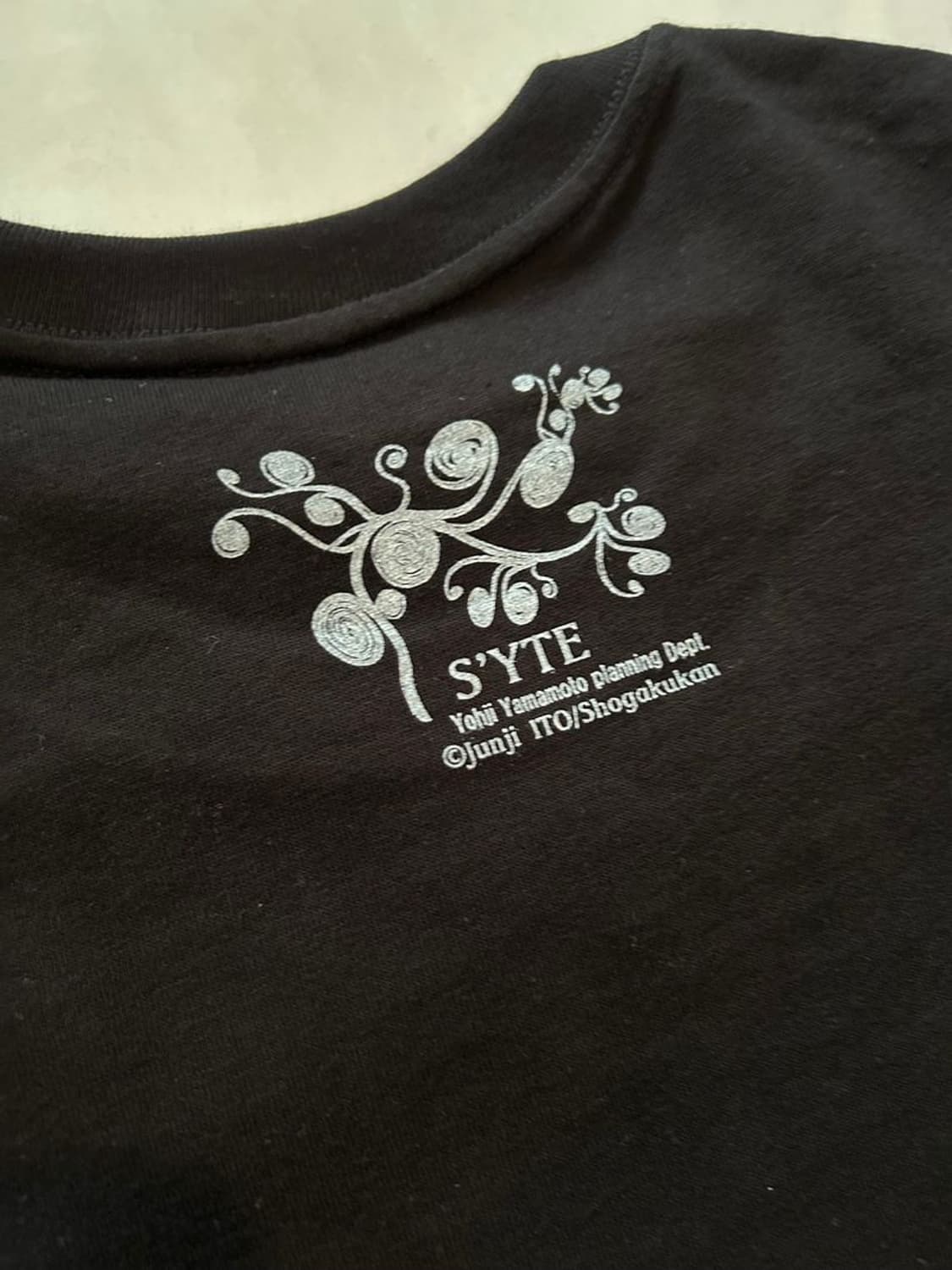 ITO -UZUMAKI- TEE 우즈마키 - 꽃과 키리에 그래픽 티셔츠 상품이미지6