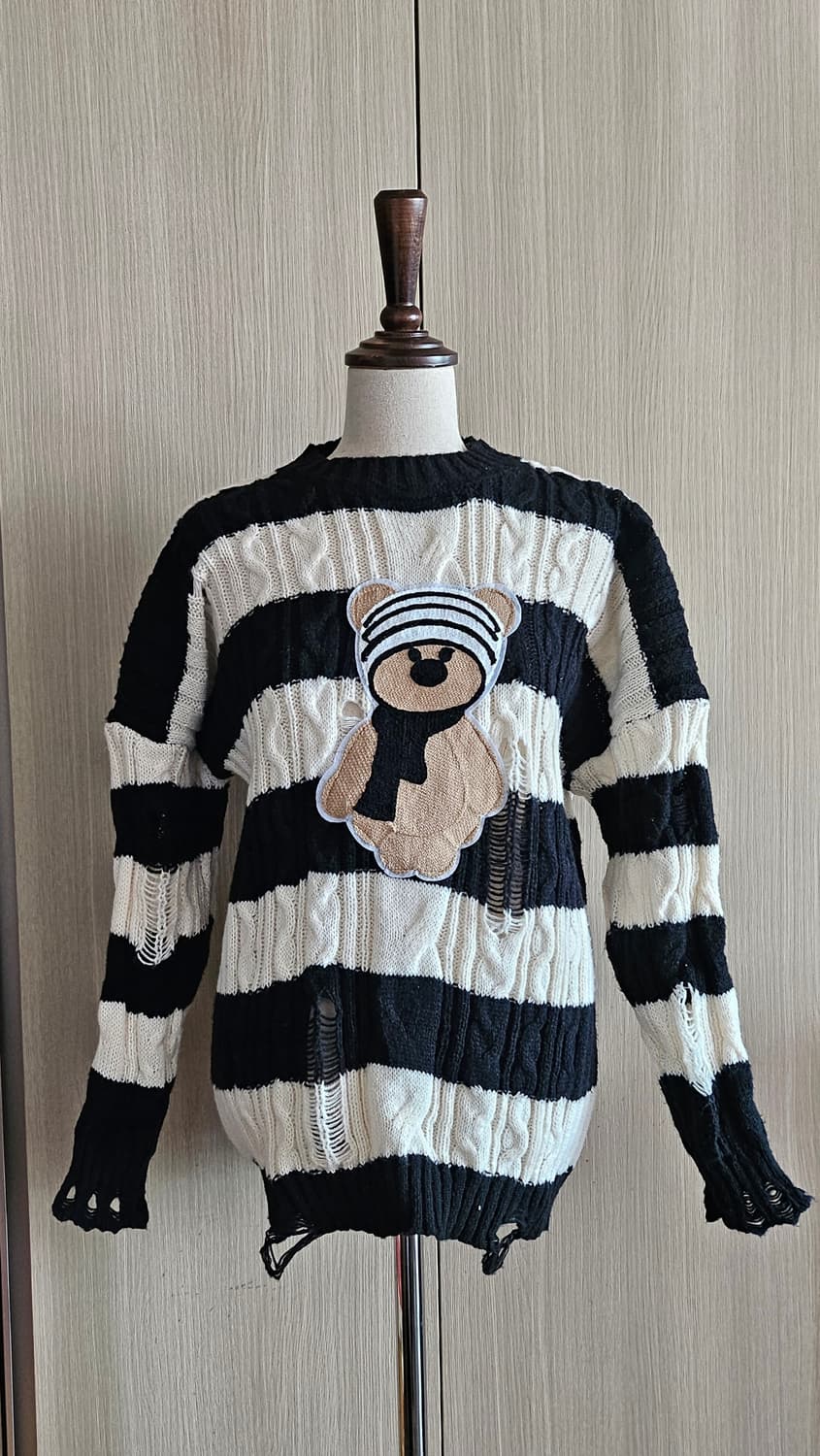 새상품 🧸 테디베어 스웨터 블랙 크림 디스트로이드 스트라이프 M 상품이미지1