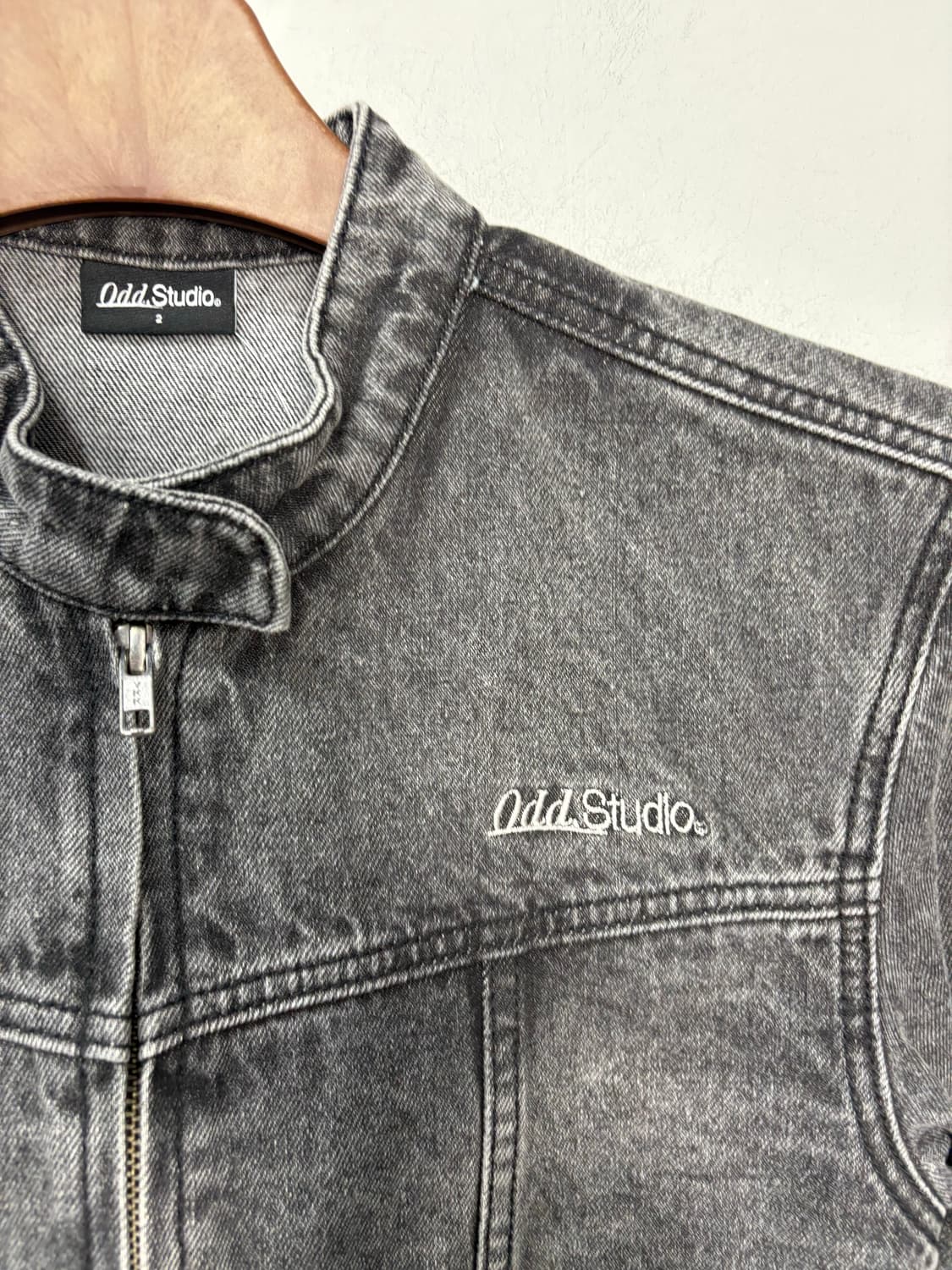 오드스튜디오 샌드워싱 바이커 데님 크롭 자켓 A2449 상품이미지3