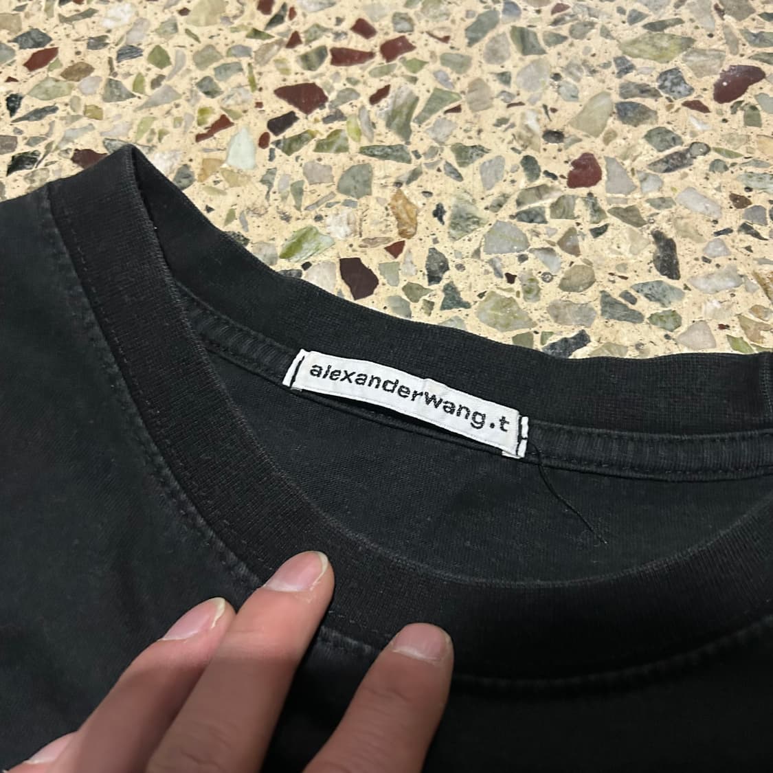 알렉산더 왕(Alexander Wang) 러버라이즈 로고 블랙 티셔츠 상품이미지4