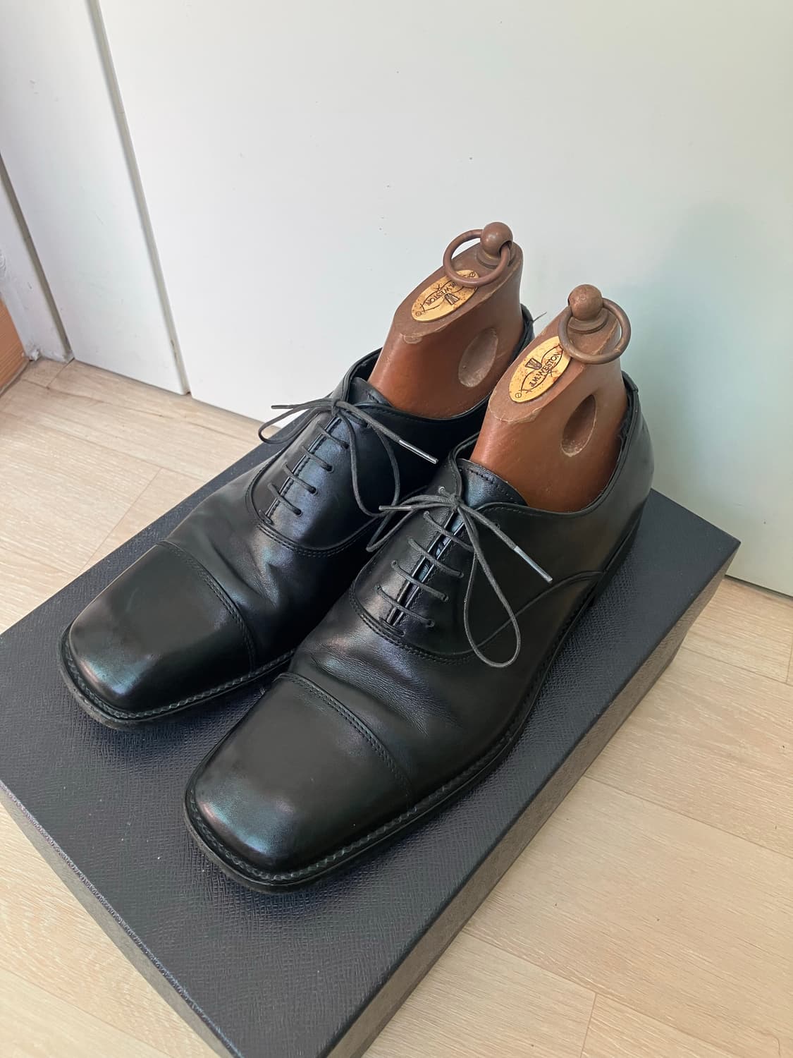 프라다 스퀘어토 슈즈 상품이미지1