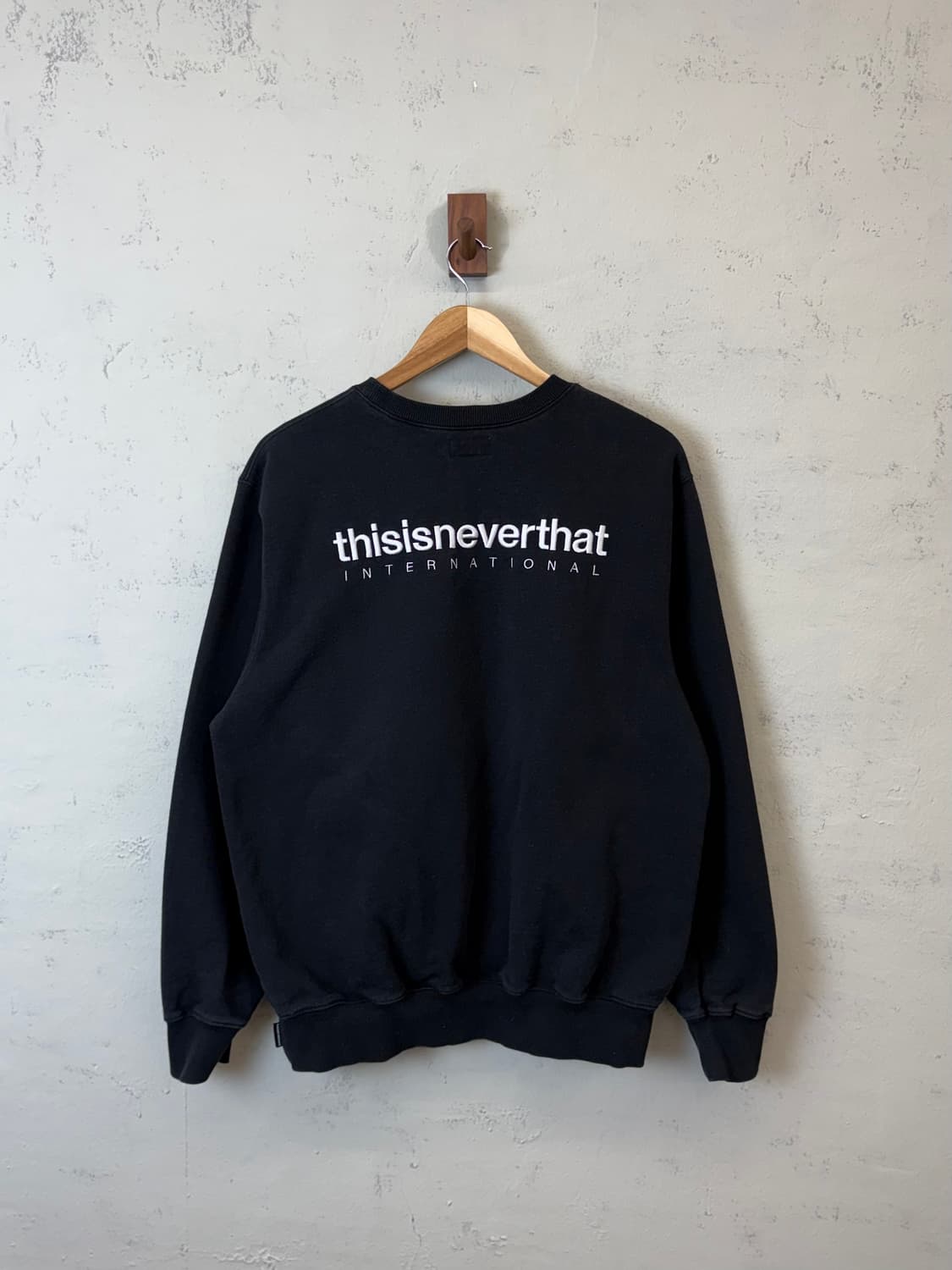 디스이즈네버댓 블랙 스웻셔츠 상품이미지1
