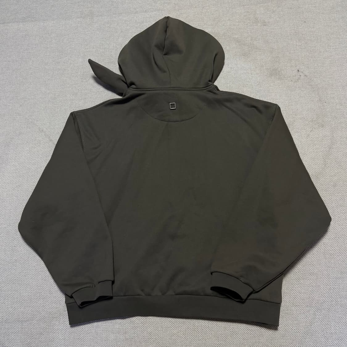 우영미 그레이 매듭 디테일 후드 티셔츠 다크 - 24FW 상품이미지8