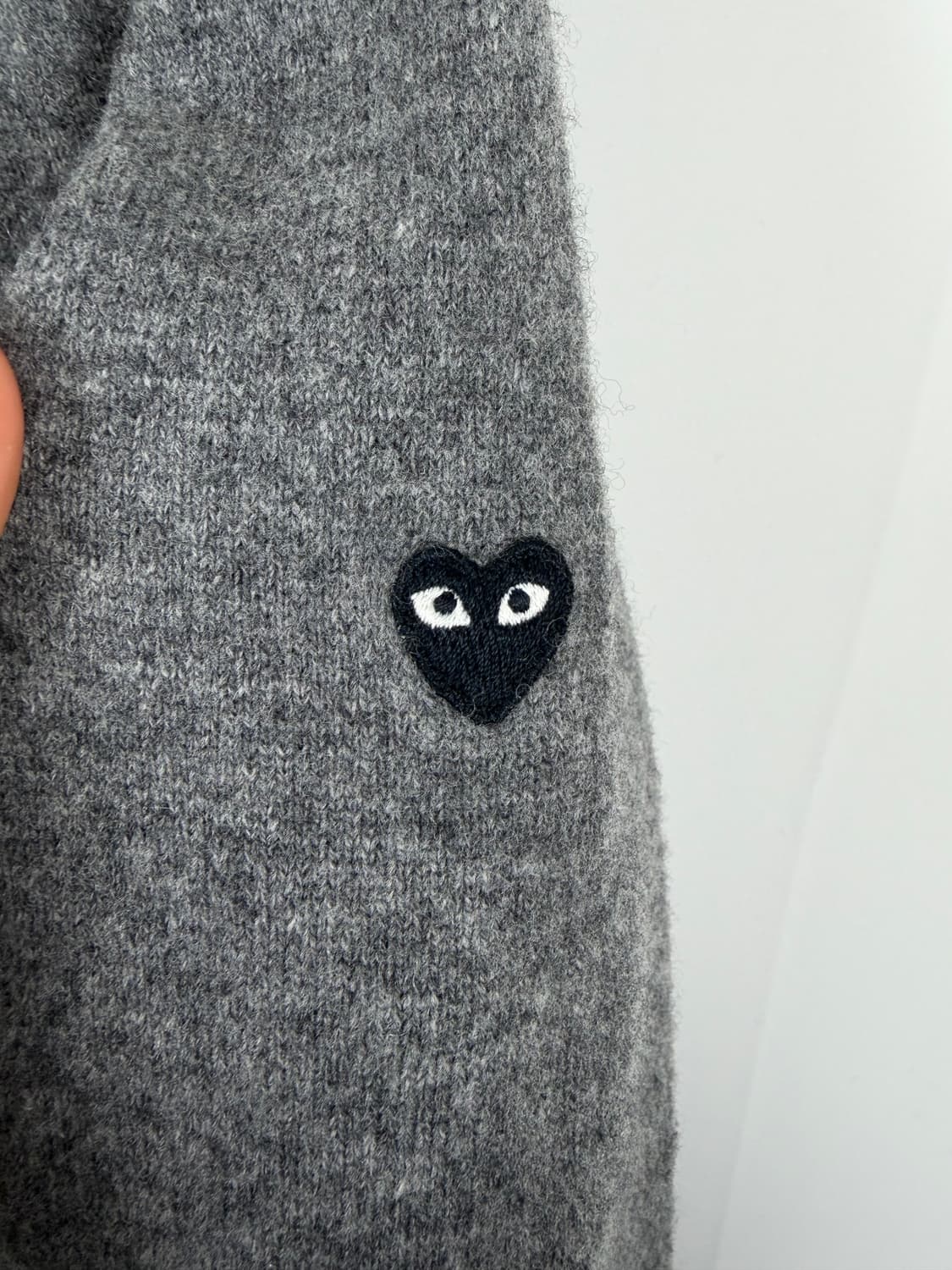 a39) 꼼데가르송 플레이 그레이 스몰 와펜 가디건 상품이미지4