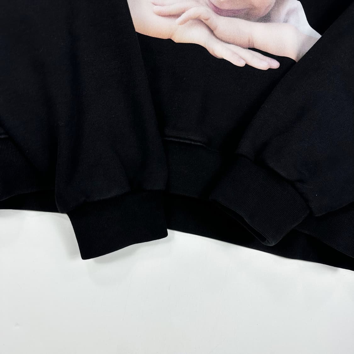 아크메드라비 베이비 페이스 블랙 후드티 (실측 L) 상품이미지5
