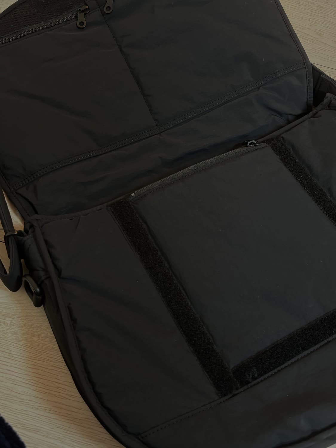 마지언타이틀 러너스백 블랙 상품이미지3