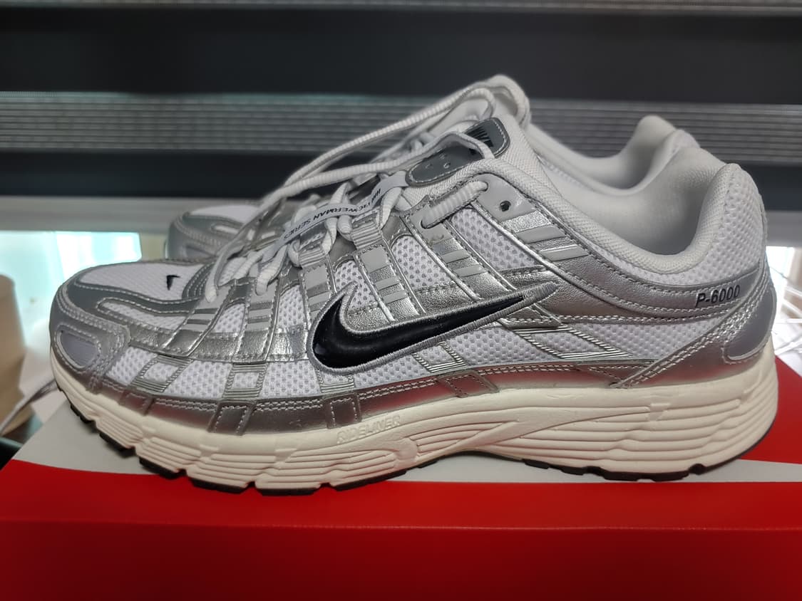 나이키 P-6000 화이트 실버 메탈릭  운동화 상품이미지1