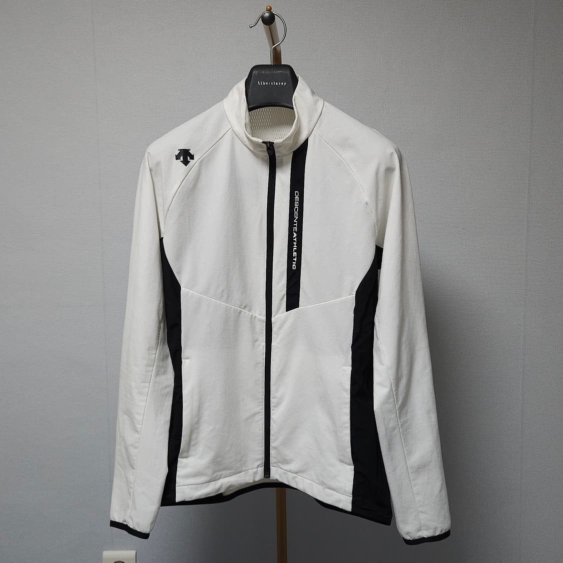 100 ) 데상트 애슬레틱 화이트 바람막이 자켓 상품이미지1