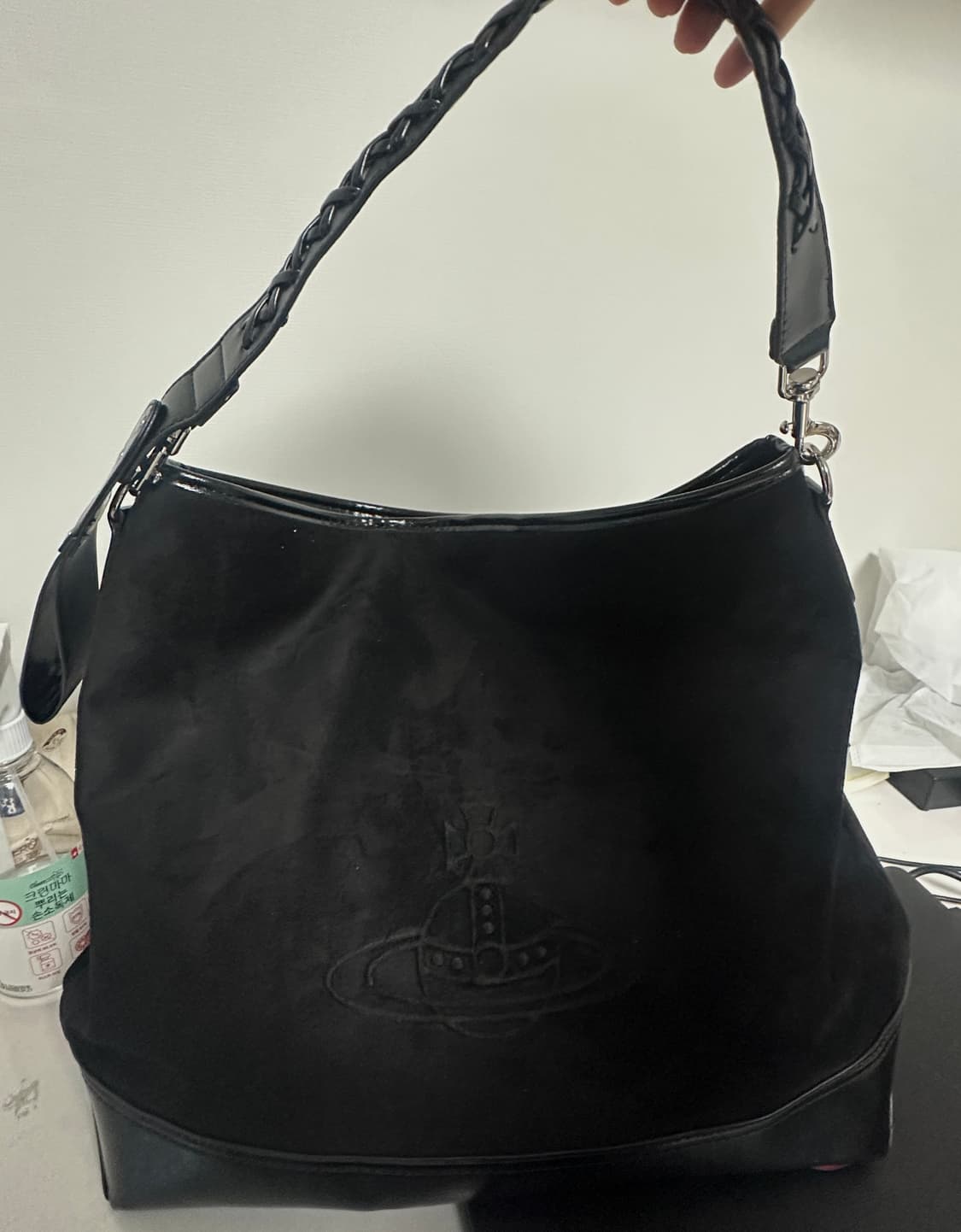 비비안웨스트우드 블랙 스웨이드 호보백 상품이미지1