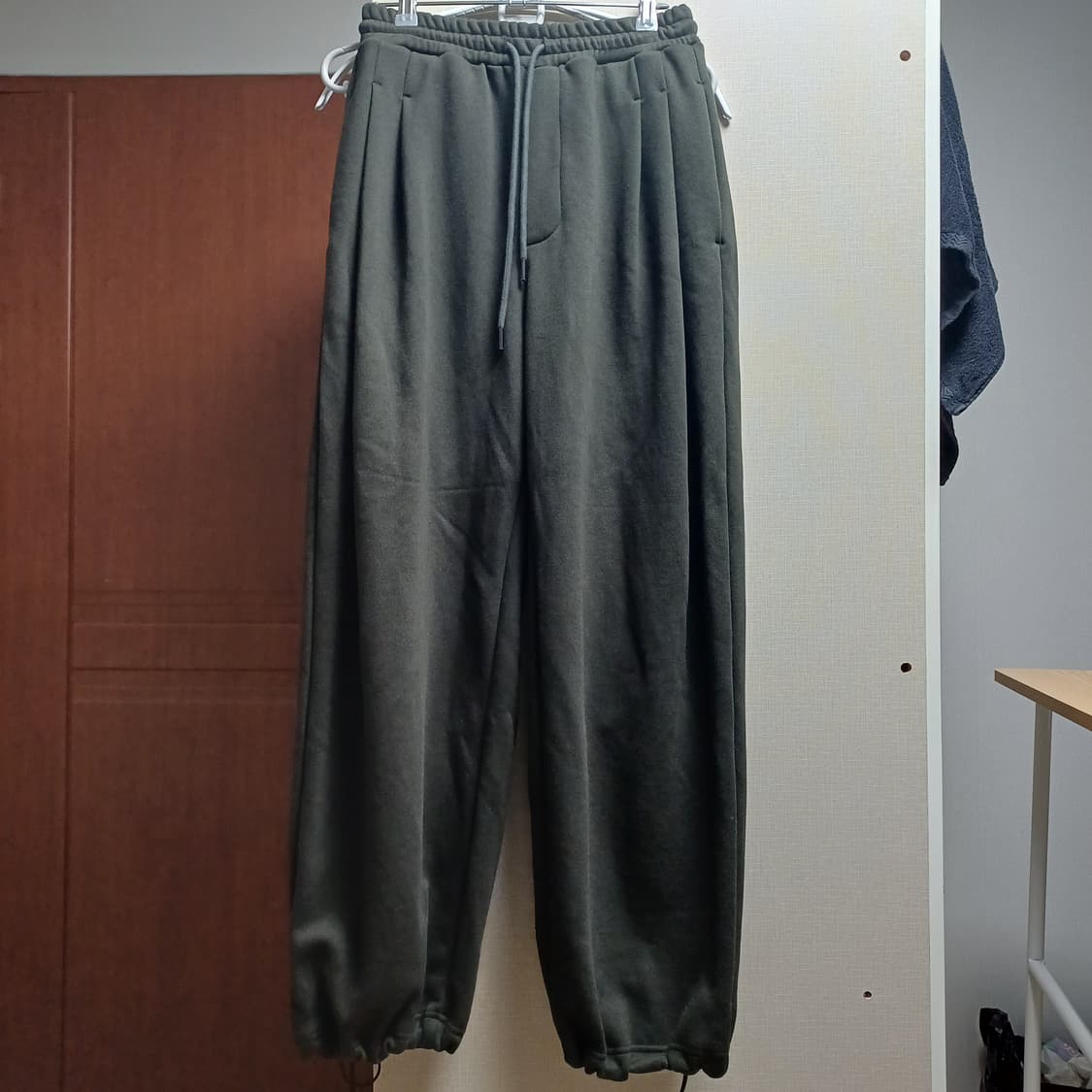 유니온블루 투턱 와이드 스웻 팬츠 카키 S사이즈 상품이미지1