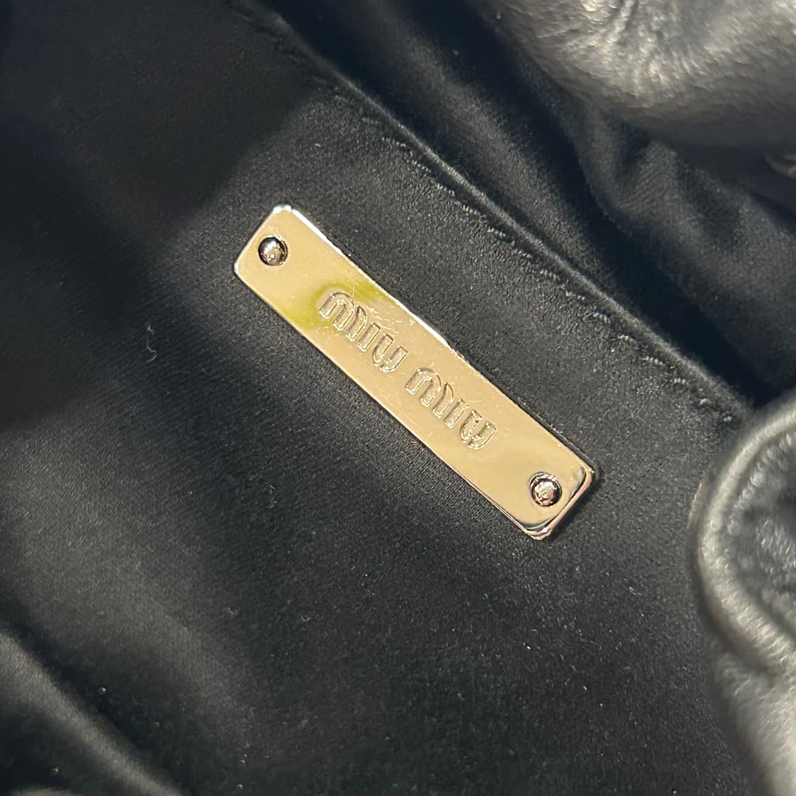 MIUMIU 미우미우 스터드 버킷백 가방 블랙 상품이미지9