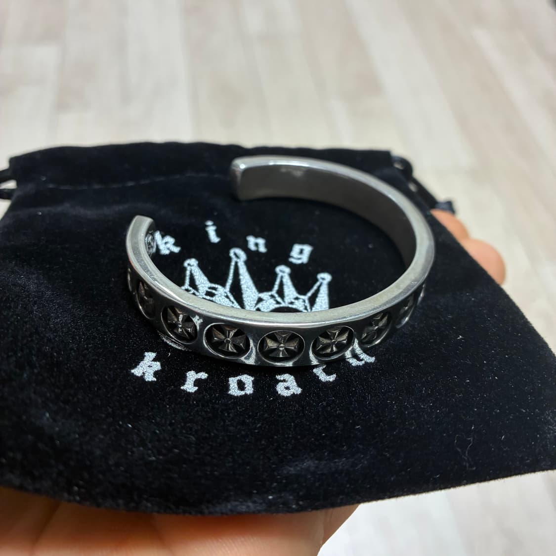 [새상품 풀박스] 킹크로치 블랙 크로스 뱅글 팔찌 M사이즈 상품이미지4