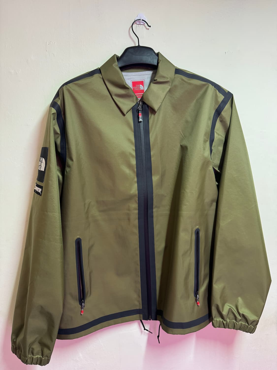 슈프림 x 노스페이스 서밋 시리즈 테이프 심 코치 자켓 올리브 상품이미지1