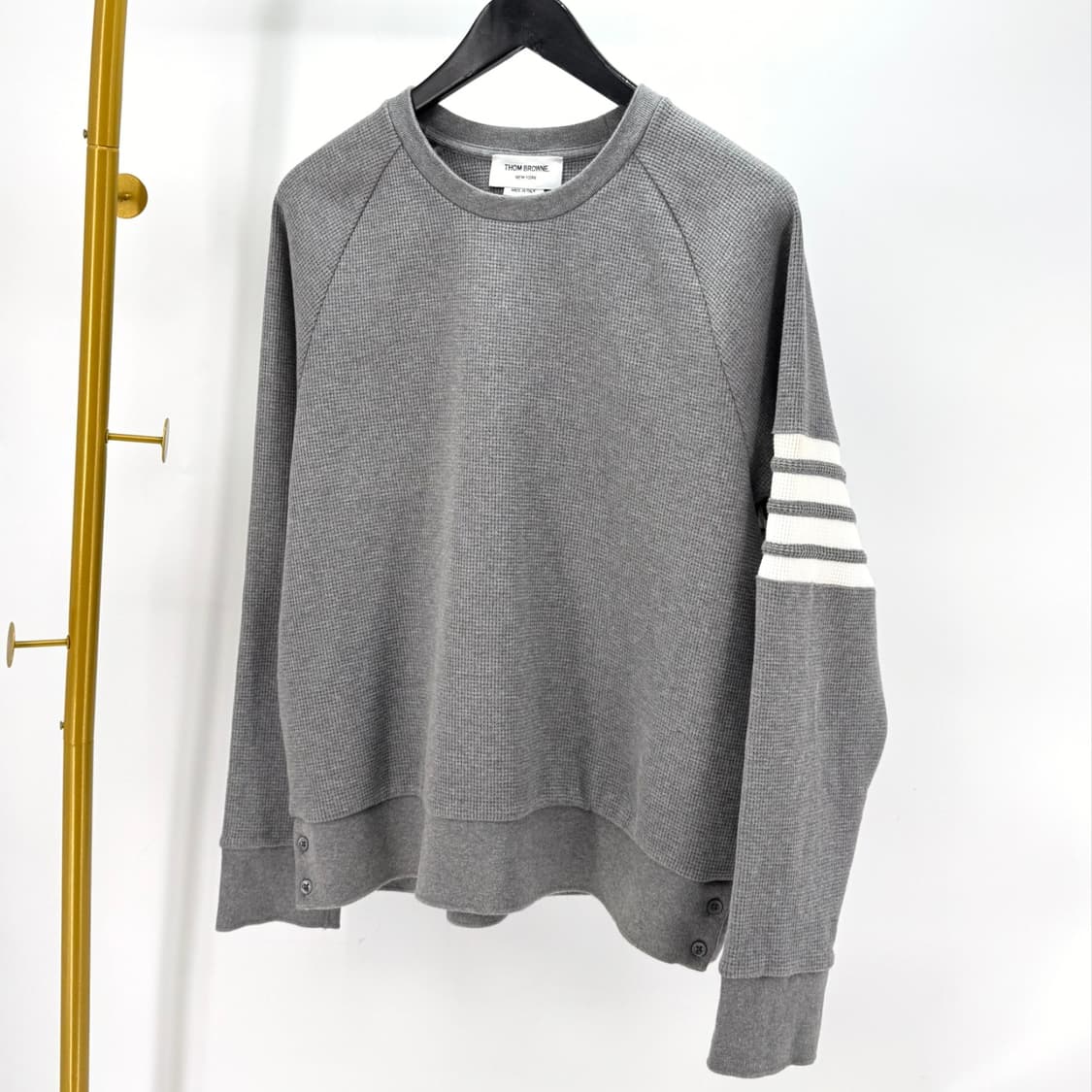 [4사이즈] 톰브라운 사선완장 맨투맨 그레이 (MJT205A) 상품이미지1