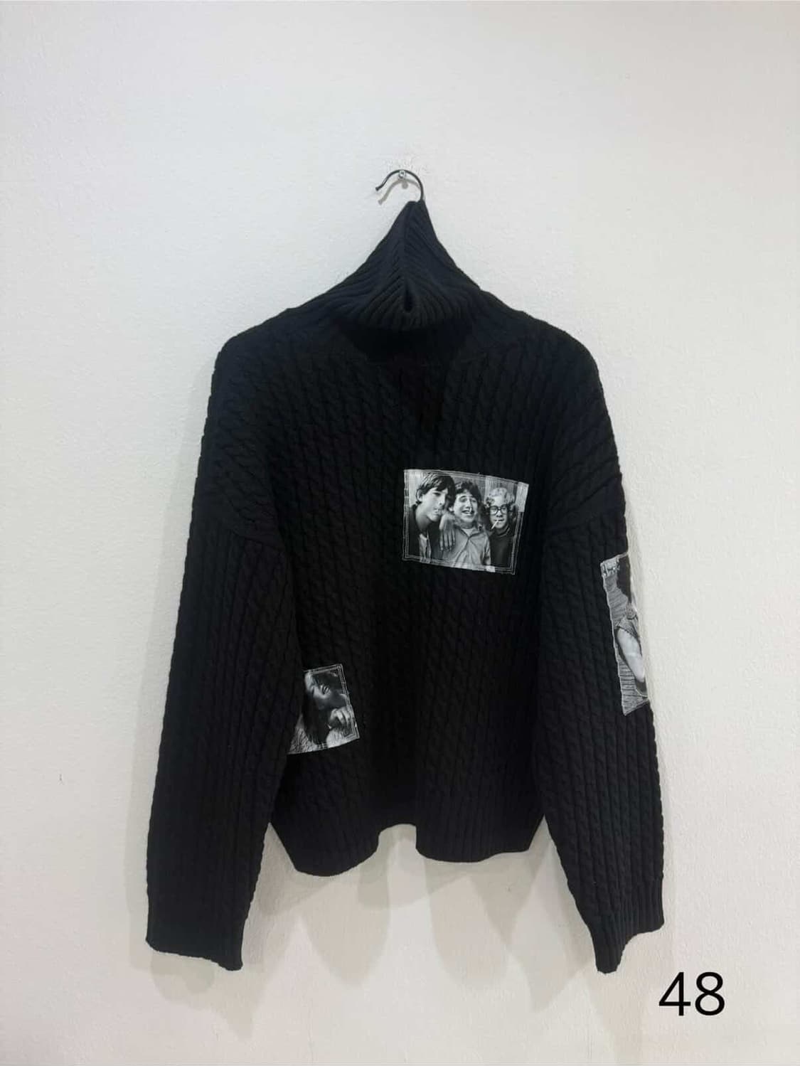 48) 솔로이스트 패치 터틀넥 니트 상품이미지1