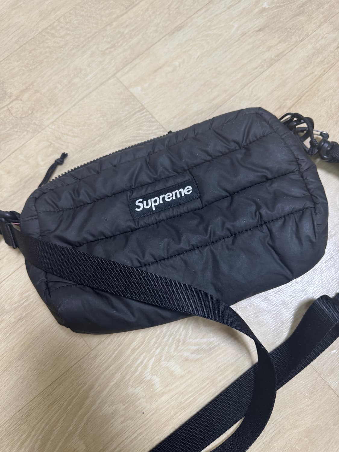 [os] 22FW 슈프림 퍼퍼 사이드백 블랙 상품이미지1